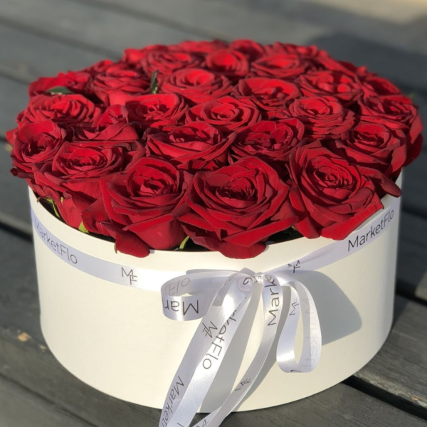 КОРОБКА С КРАСНЫМИ РОЗАМИ